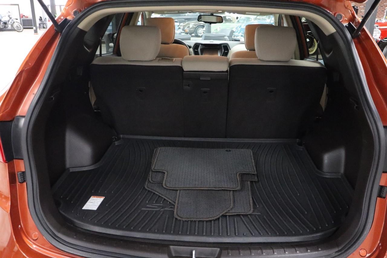 Hyundai Santa Fe Sport Vehicle Full-screen Gallery Image 18