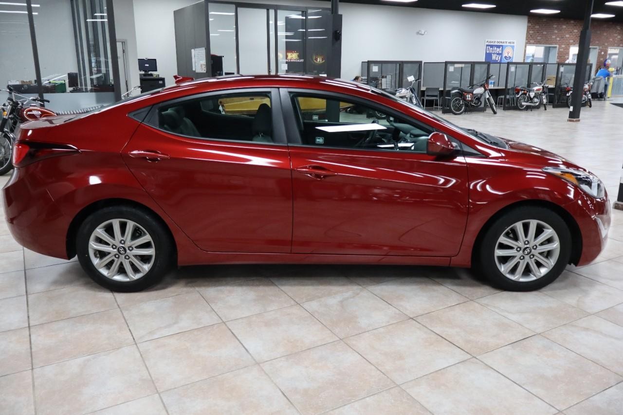 Hyundai Elantra Vehicle Full-screen Gallery Image 6