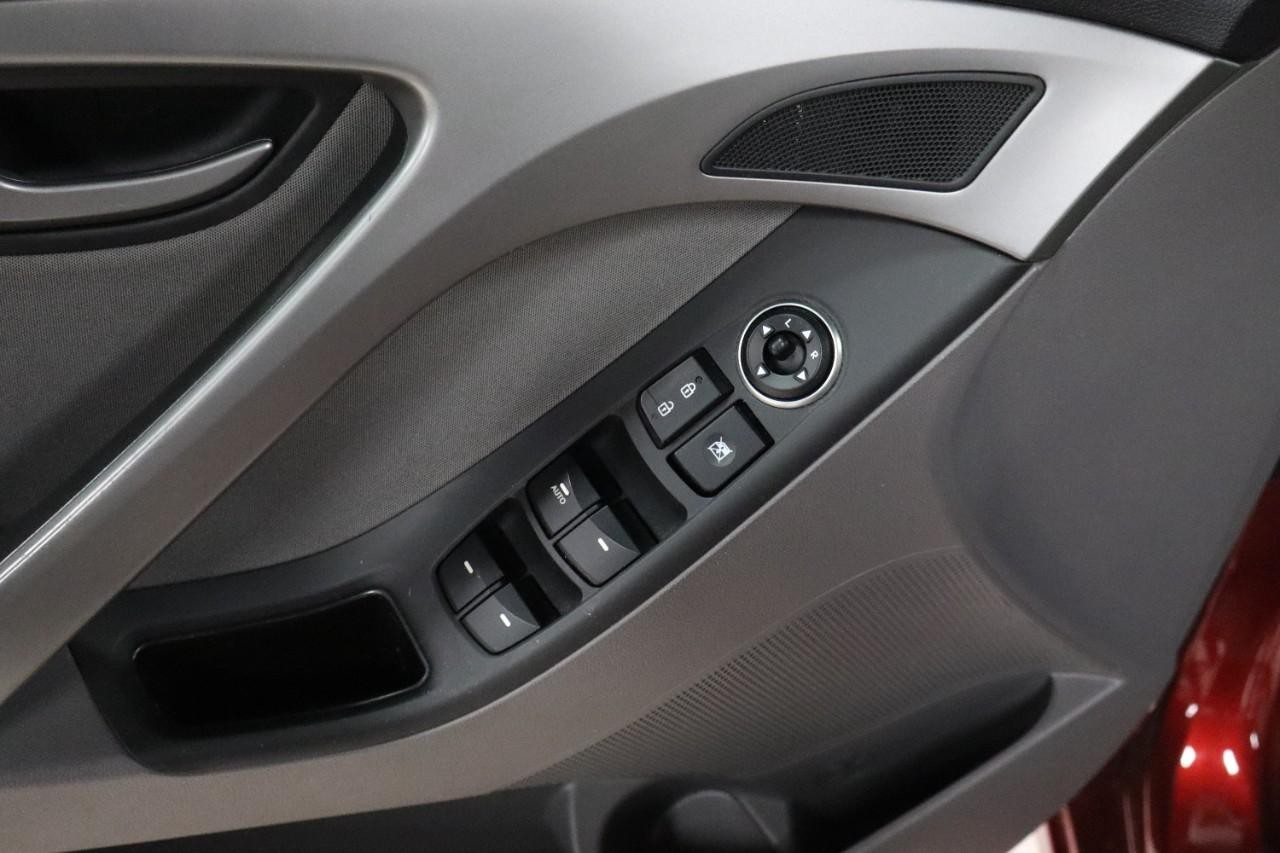 Hyundai Elantra Vehicle Full-screen Gallery Image 11