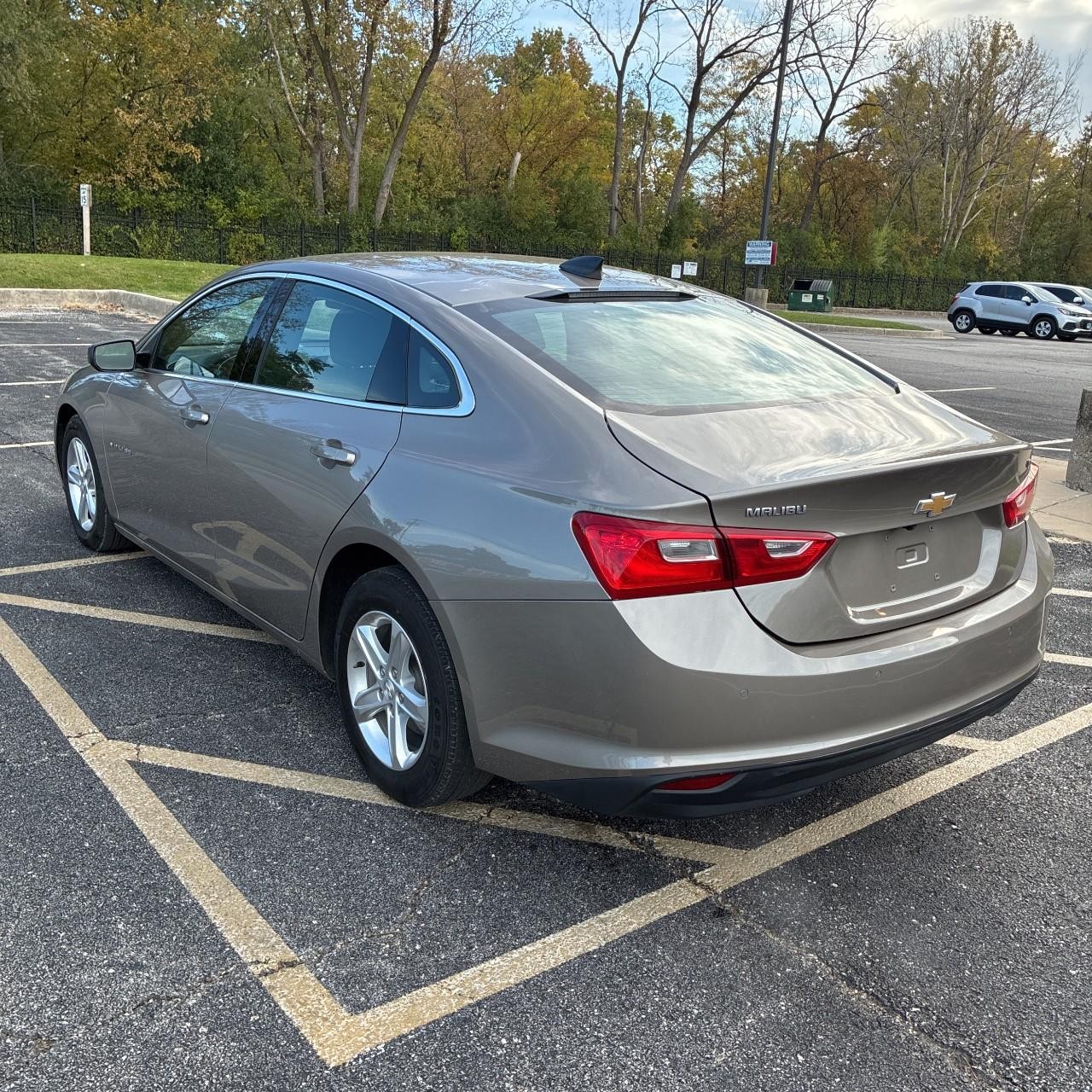 Chevrolet Malibu Vehicle Full-screen Gallery Image 2