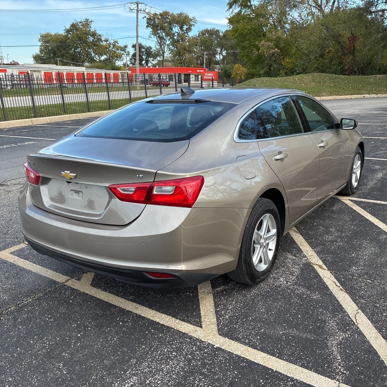 Chevrolet Malibu Vehicle Full-screen Gallery Image 3