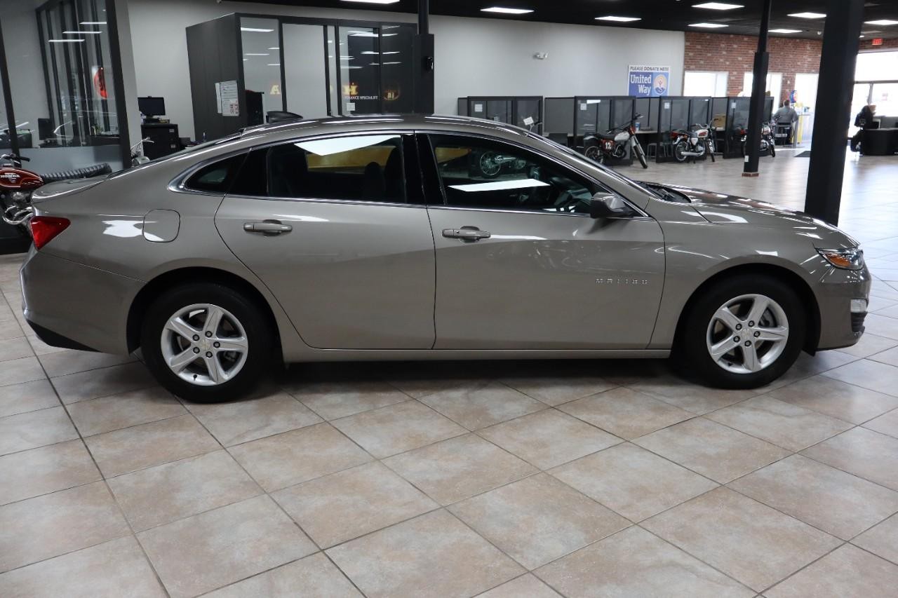 Chevrolet Malibu Vehicle Full-screen Gallery Image 6