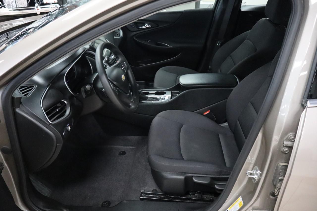 Chevrolet Malibu Vehicle Full-screen Gallery Image 9