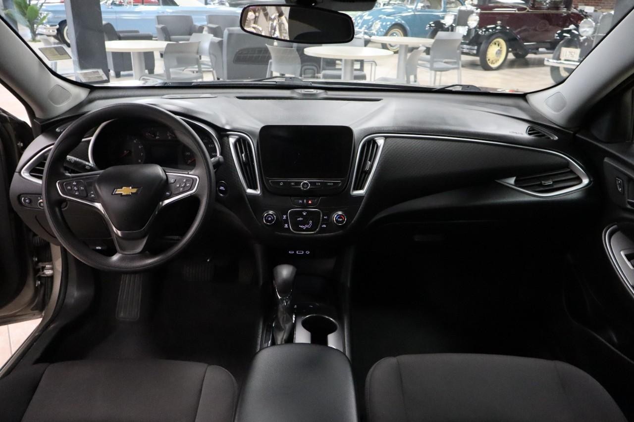 Chevrolet Malibu Vehicle Full-screen Gallery Image 11