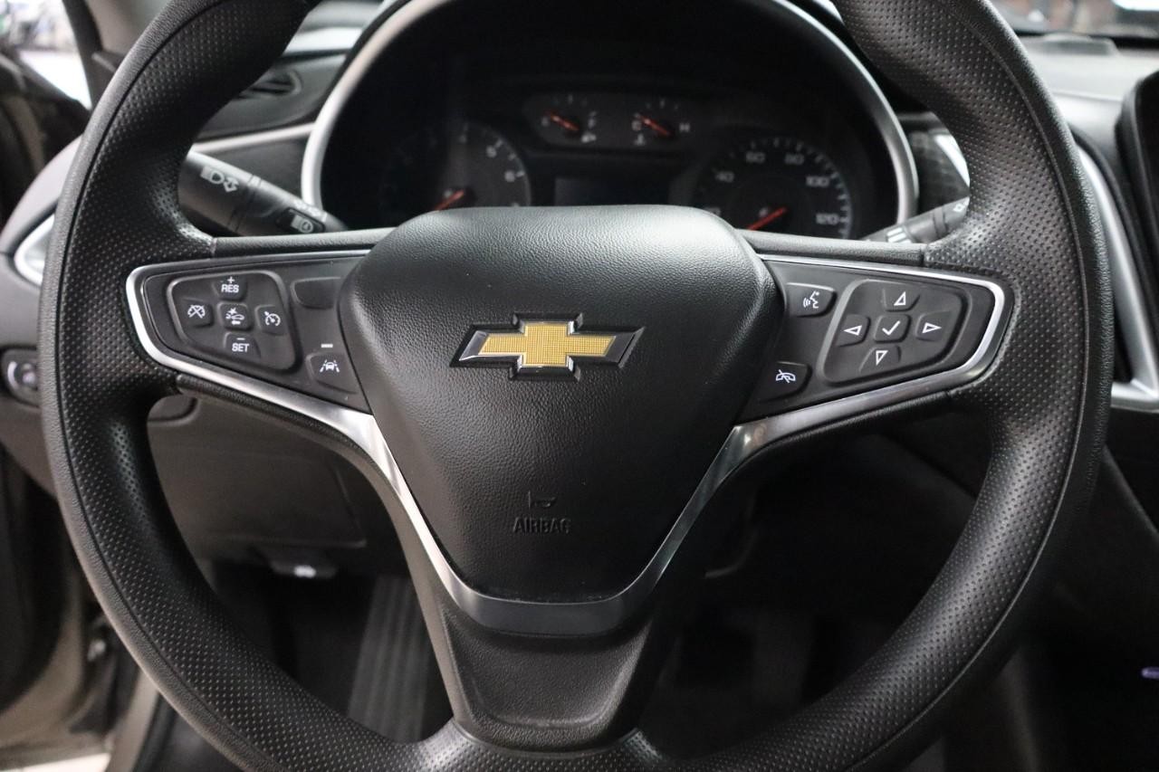 Chevrolet Malibu Vehicle Full-screen Gallery Image 12