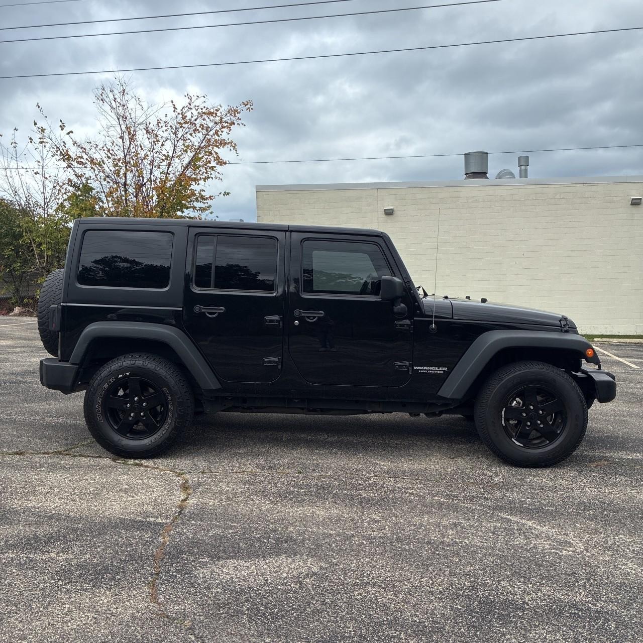 Jeep Wrangler Unlimited Vehicle Full-screen Gallery Image 3