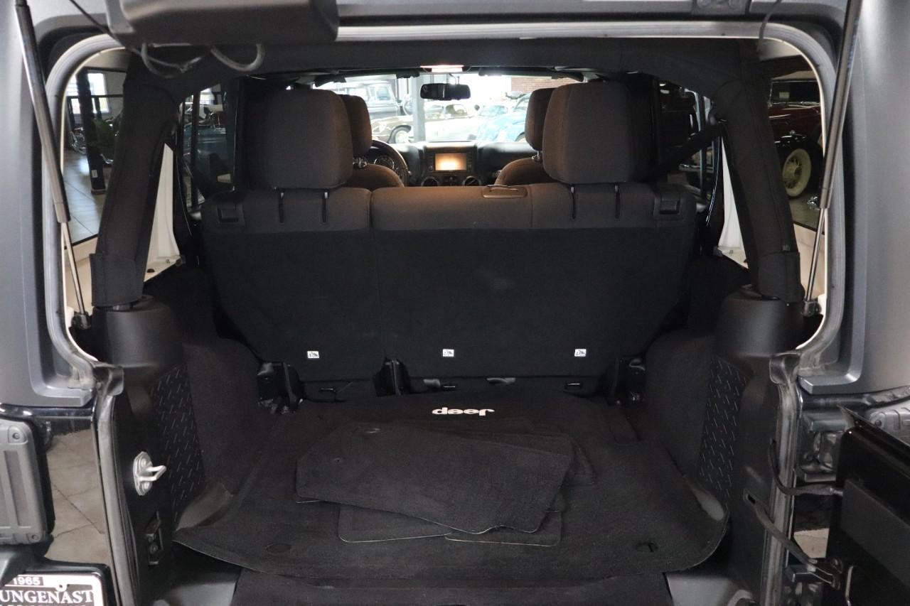 Jeep Wrangler Unlimited Vehicle Full-screen Gallery Image 17