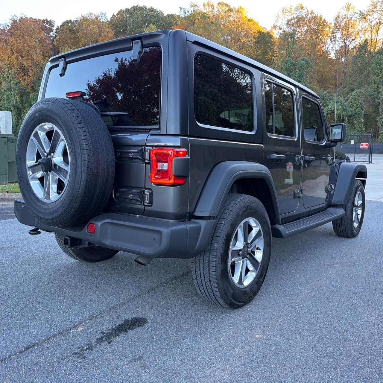 Jeep Wrangler Vehicle Full-screen Gallery Image 3
