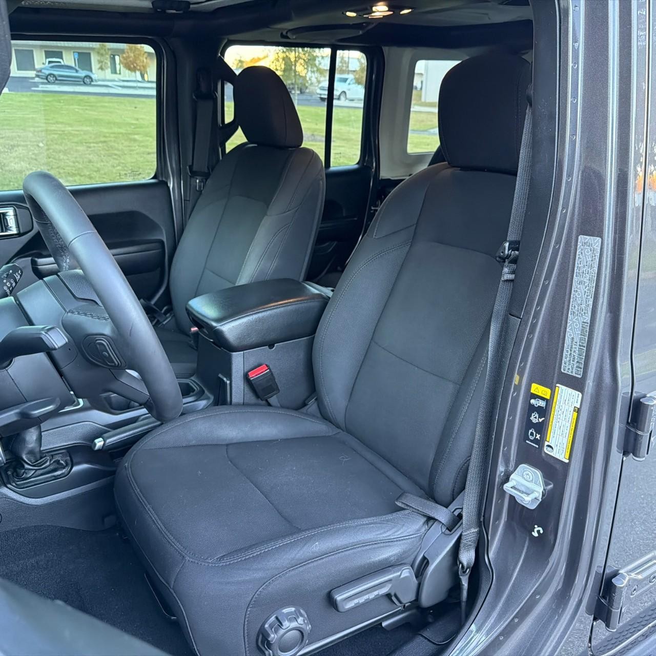 Jeep Wrangler Vehicle Full-screen Gallery Image 5