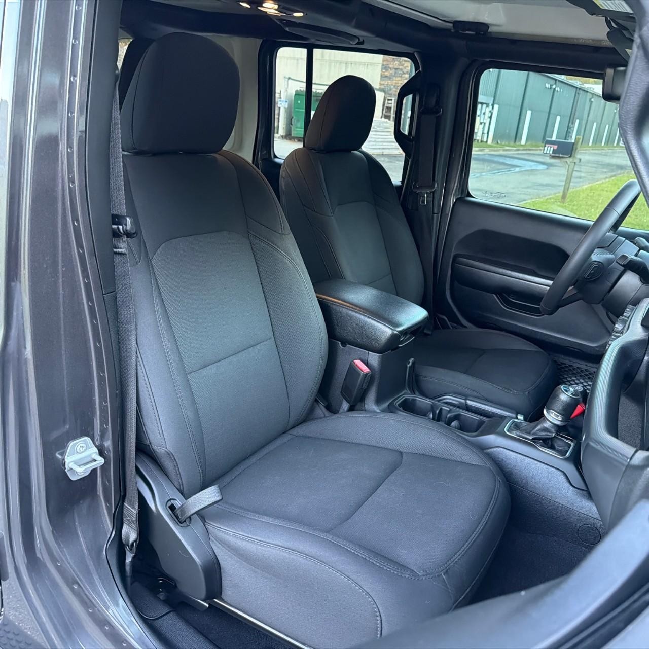 Jeep Wrangler Vehicle Full-screen Gallery Image 6