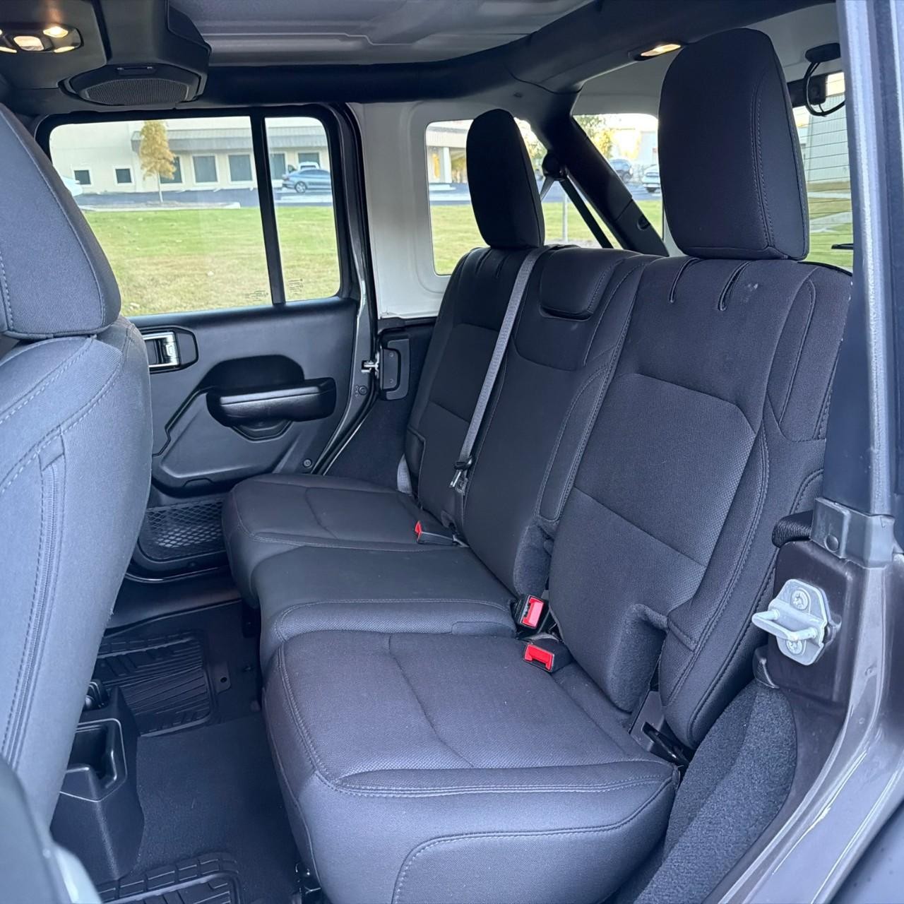 Jeep Wrangler Vehicle Full-screen Gallery Image 7