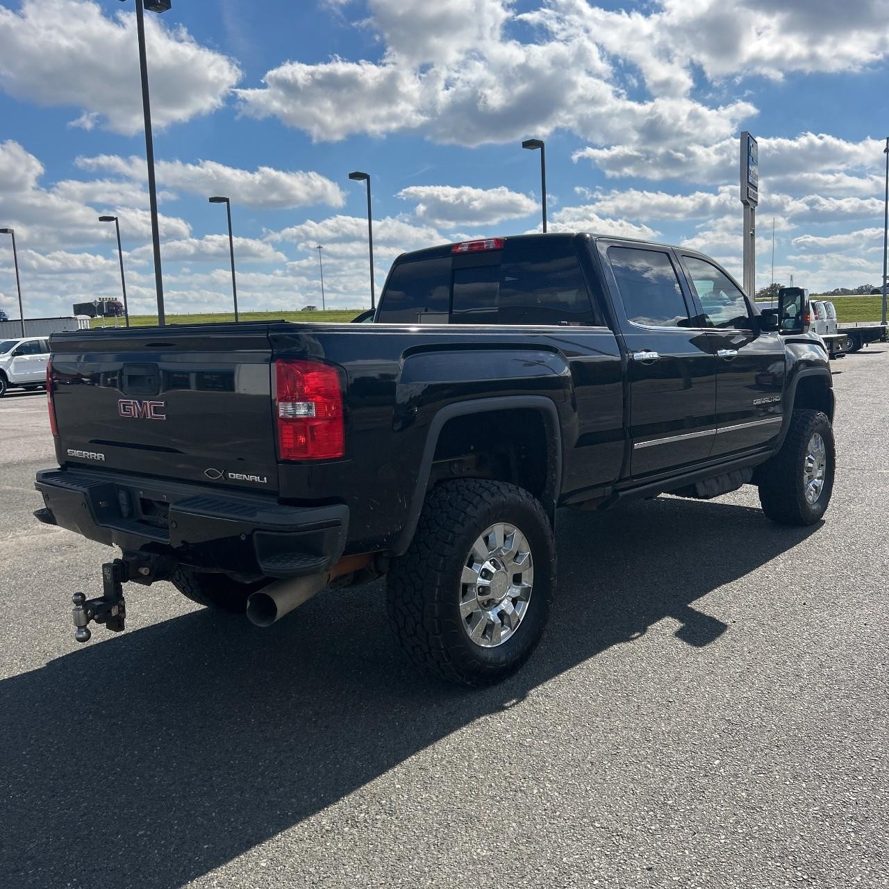 GMC Sierra 2500HD Vehicle Full-screen Gallery Image 3