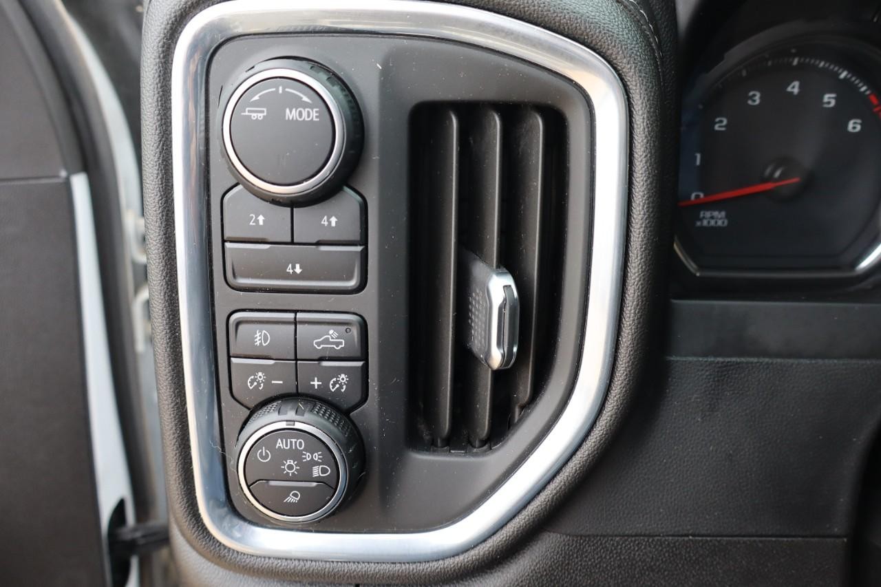 Chevrolet Silverado 2500HD Vehicle Full-screen Gallery Image 18