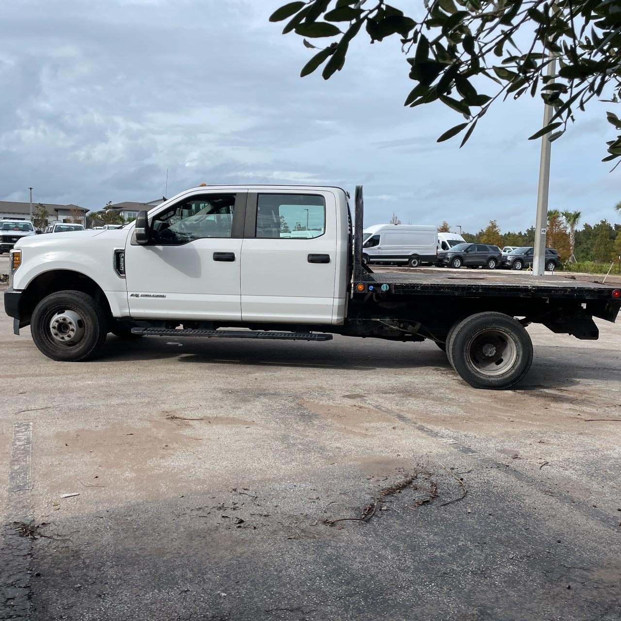Ford Super Duty F-350 DRW Vehicle Full-screen Gallery Image 2