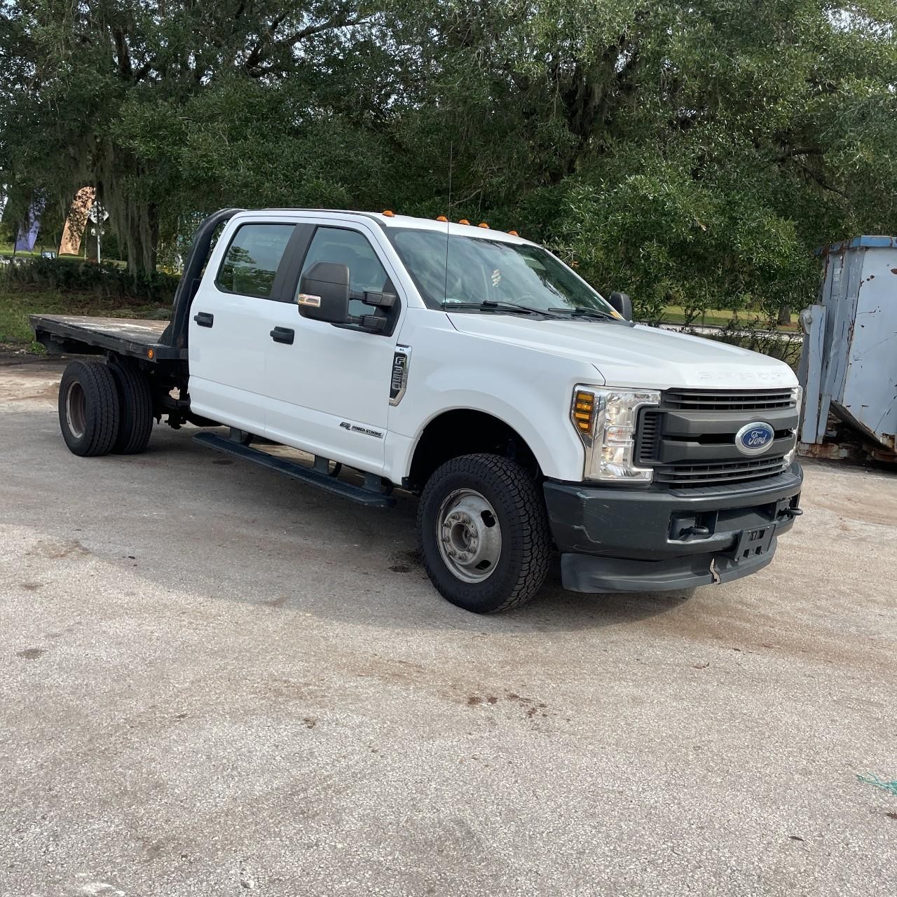 Ford Super Duty F-350 DRW Vehicle Full-screen Gallery Image 4