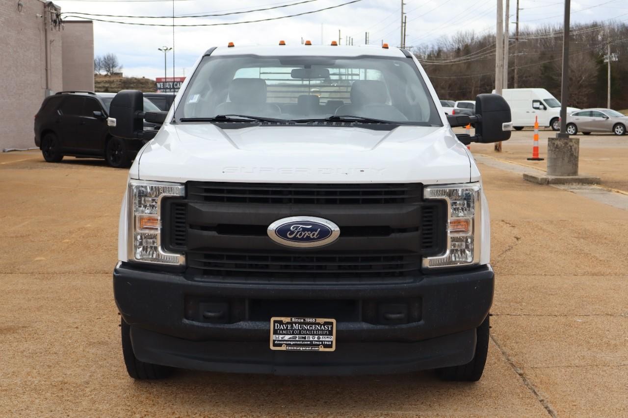 Ford Super Duty F-350 DRW Vehicle Full-screen Gallery Image 8