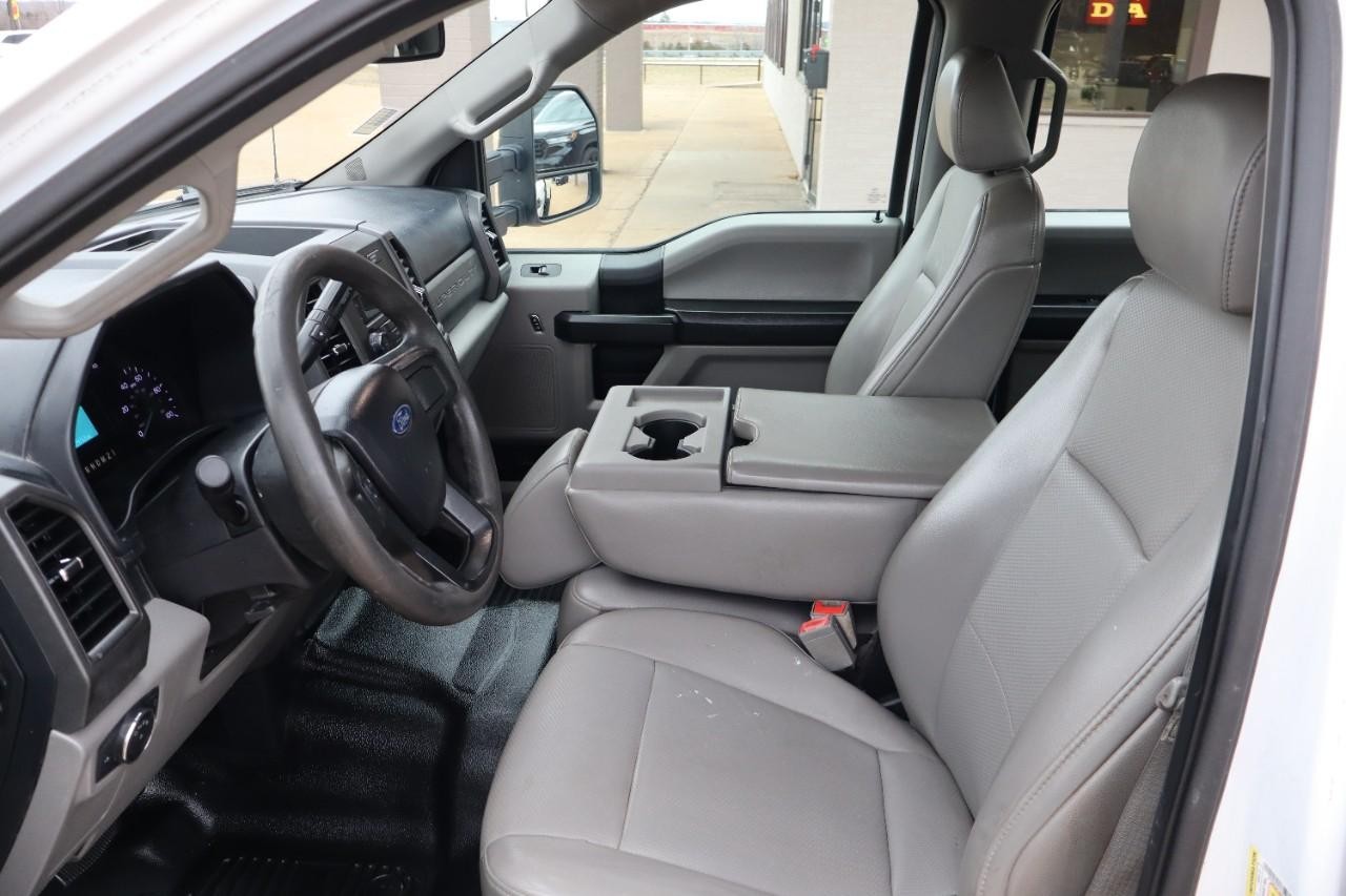 Ford Super Duty F-350 DRW Vehicle Full-screen Gallery Image 9