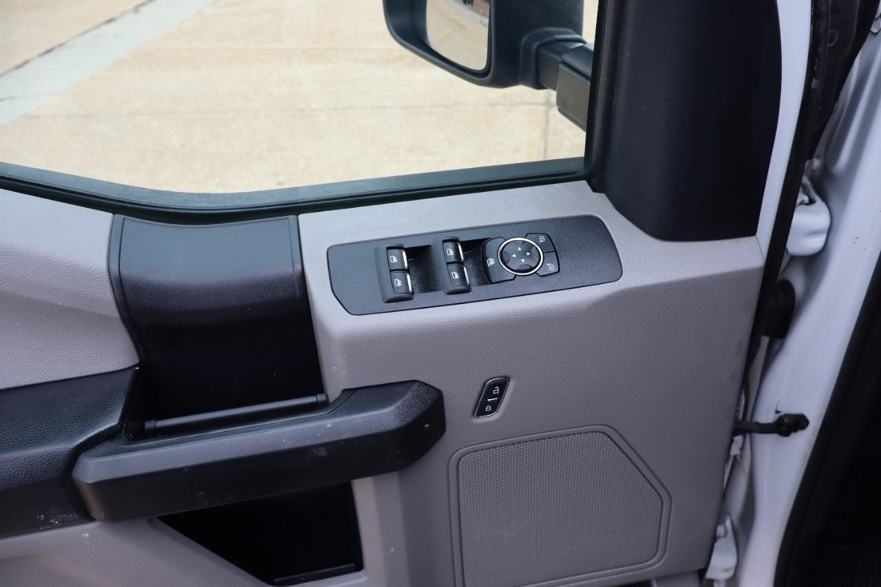 Ford Super Duty F-350 DRW Vehicle Full-screen Gallery Image 10