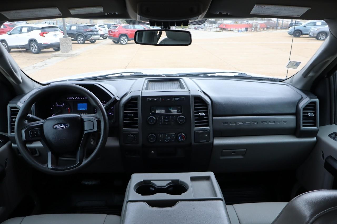 Ford Super Duty F-350 DRW Vehicle Full-screen Gallery Image 13