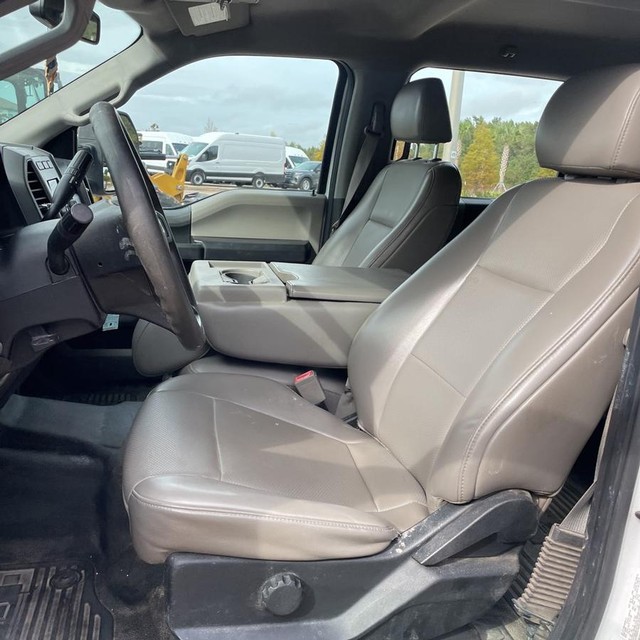 Ford Super Duty F-350 DRW Vehicle Full-screen Gallery Image 5