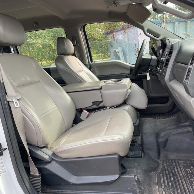 Ford Super Duty F-350 DRW Vehicle Full-screen Gallery Image 6