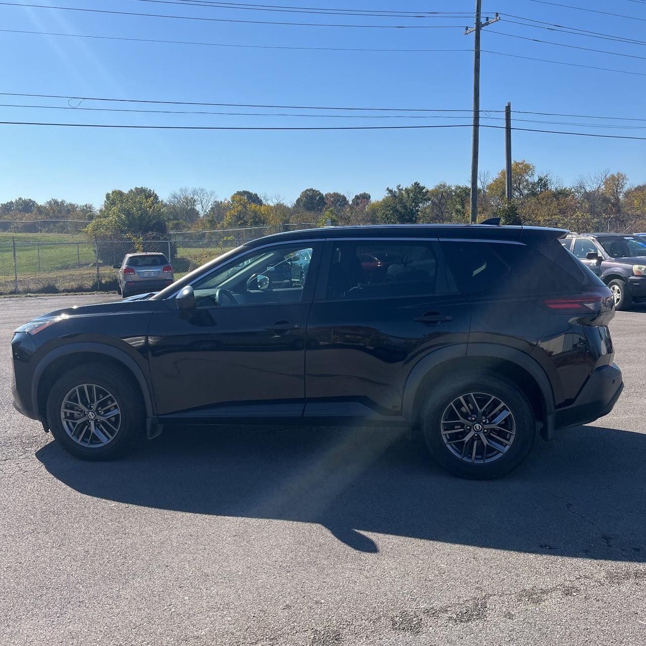 Nissan Rogue Vehicle Full-screen Gallery Image 2