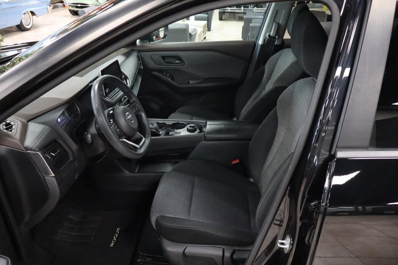 Nissan Rogue Vehicle Full-screen Gallery Image 9