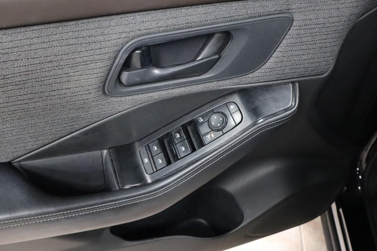 Nissan Rogue Vehicle Full-screen Gallery Image 11