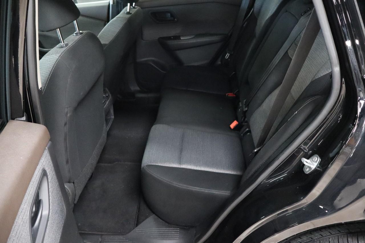 Nissan Rogue Vehicle Full-screen Gallery Image 17