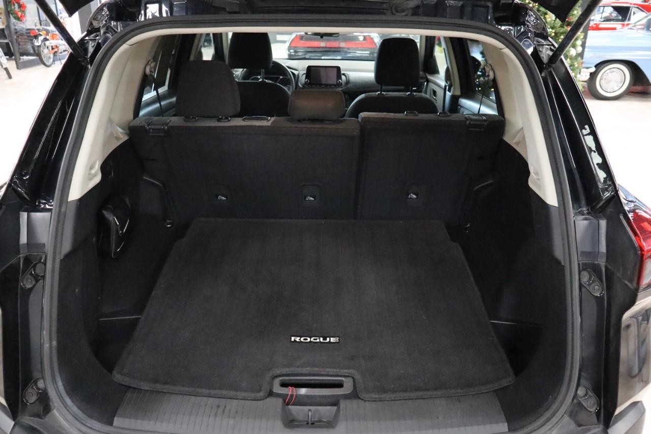 Nissan Rogue Vehicle Full-screen Gallery Image 18