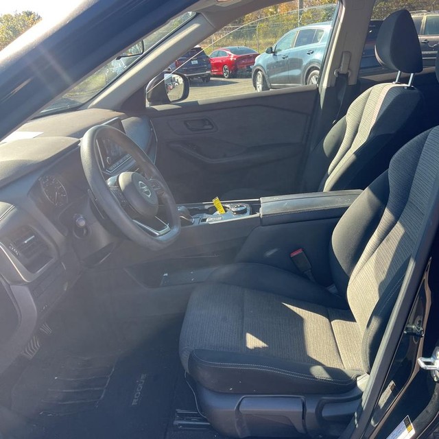 Nissan Rogue Vehicle Full-screen Gallery Image 5