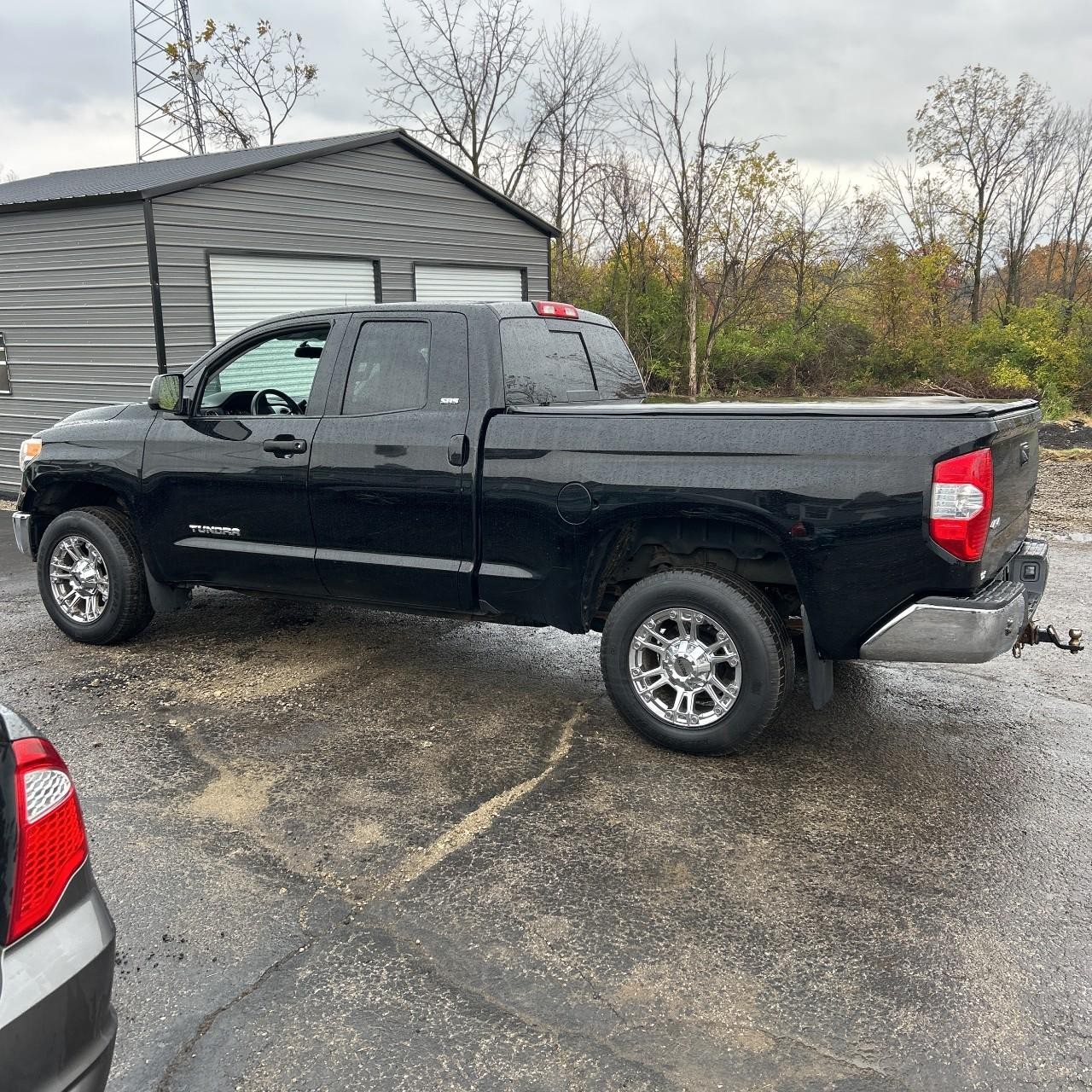 Toyota Tundra 4WD Vehicle Full-screen Gallery Image 2