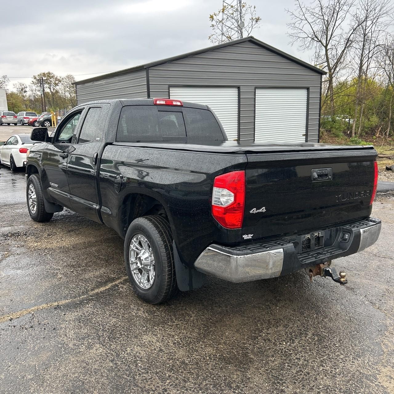 Toyota Tundra 4WD Vehicle Full-screen Gallery Image 3