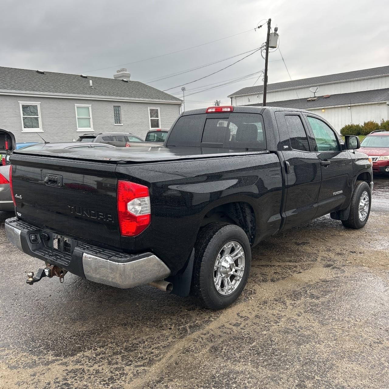 Toyota Tundra 4WD Vehicle Full-screen Gallery Image 4