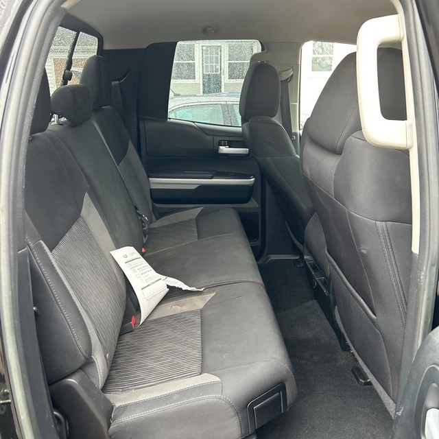 Toyota Tundra 4WD Vehicle Full-screen Gallery Image 8