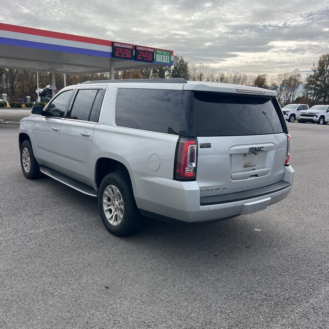 GMC Yukon XL Vehicle Full-screen Gallery Image 2