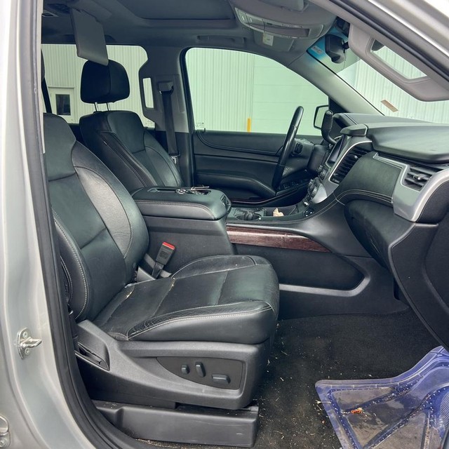 GMC Yukon XL Vehicle Full-screen Gallery Image 6