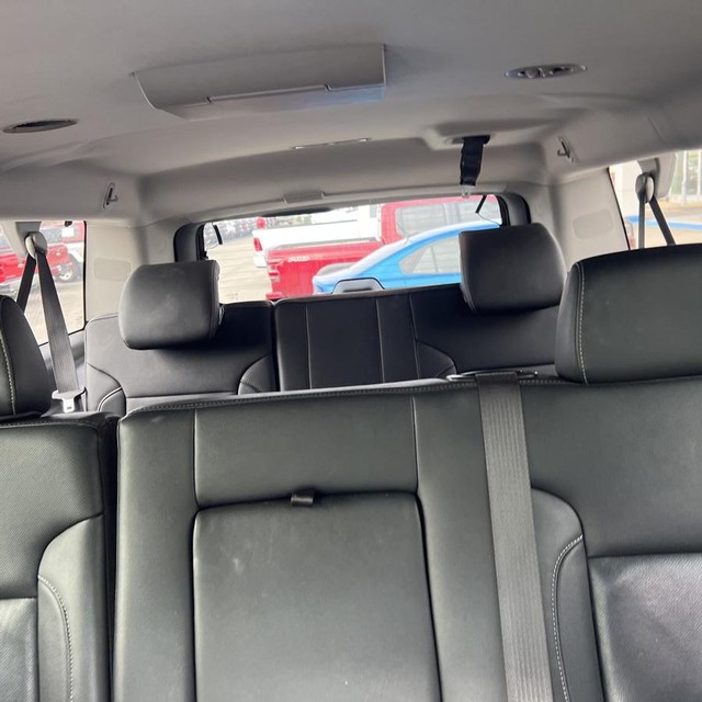 GMC Yukon XL Vehicle Full-screen Gallery Image 9