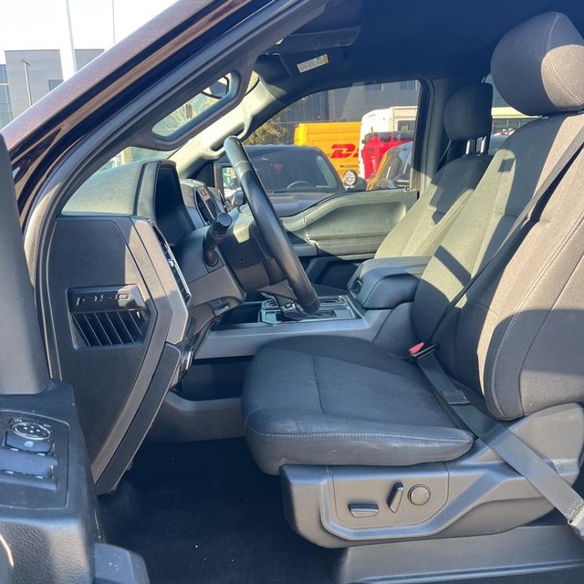 Ford F-150 Vehicle Full-screen Gallery Image 5