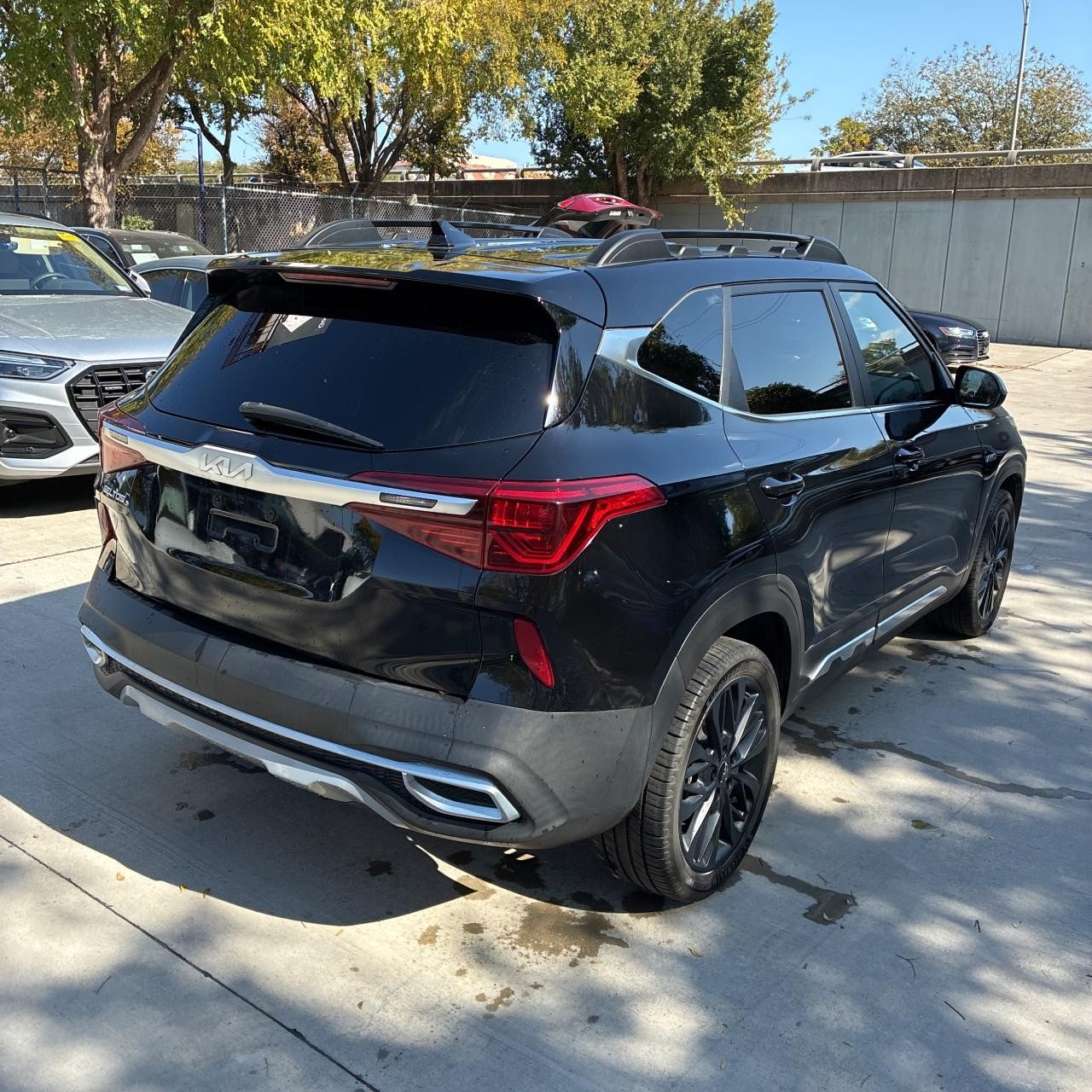 Kia Seltos Vehicle Full-screen Gallery Image 3