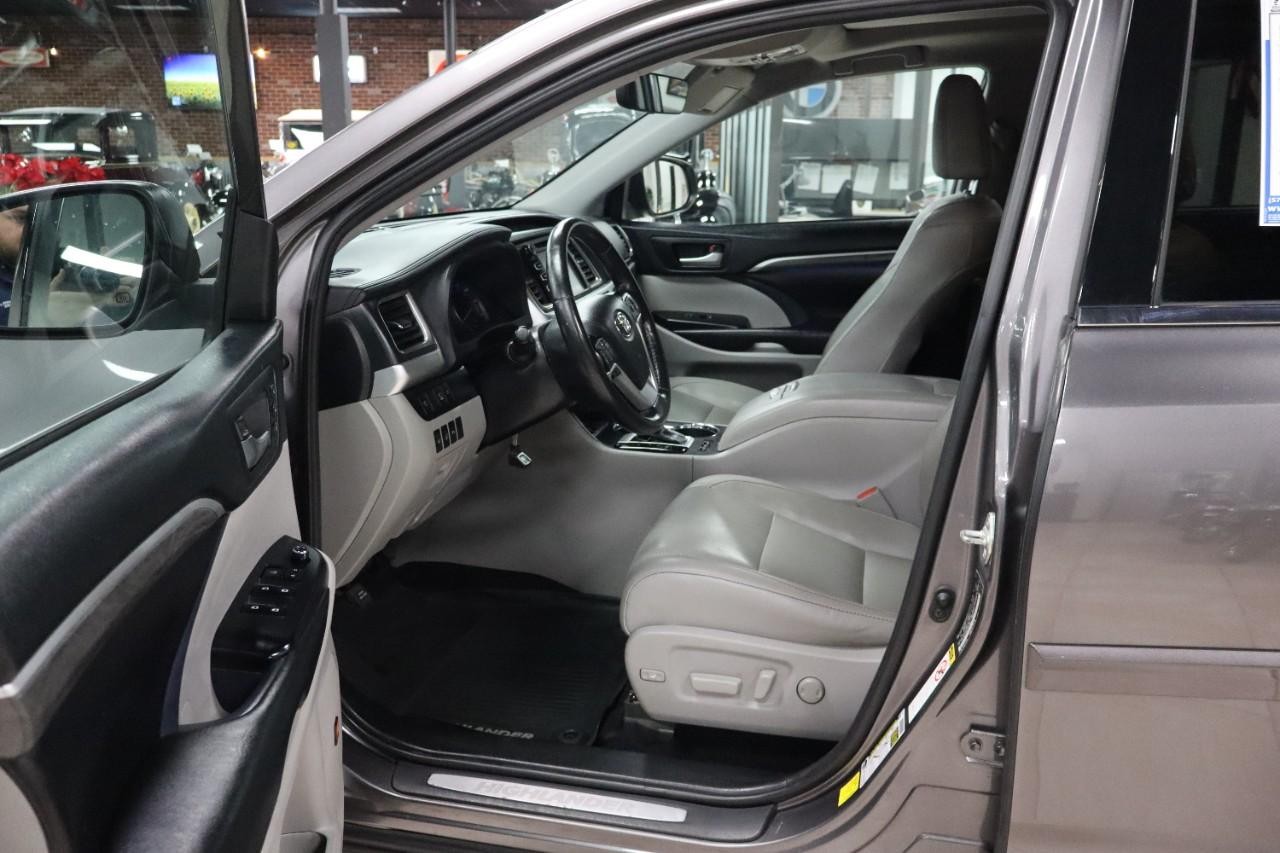 Toyota Highlander Vehicle Full-screen Gallery Image 9