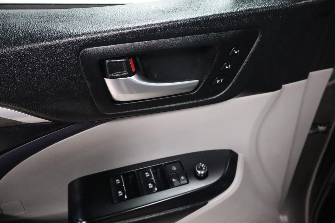 Toyota Highlander Vehicle Full-screen Gallery Image 10