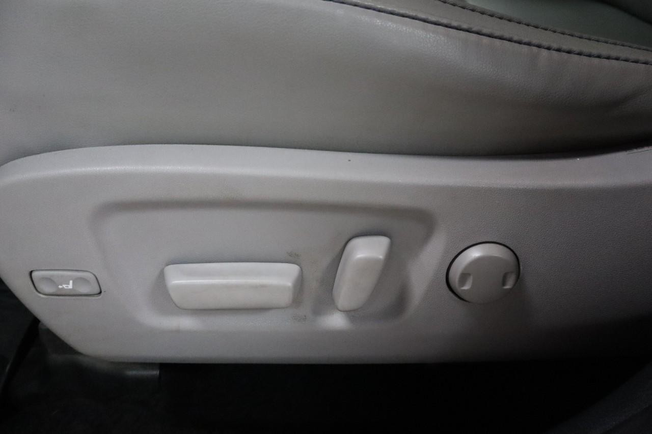 Toyota Highlander Vehicle Full-screen Gallery Image 11