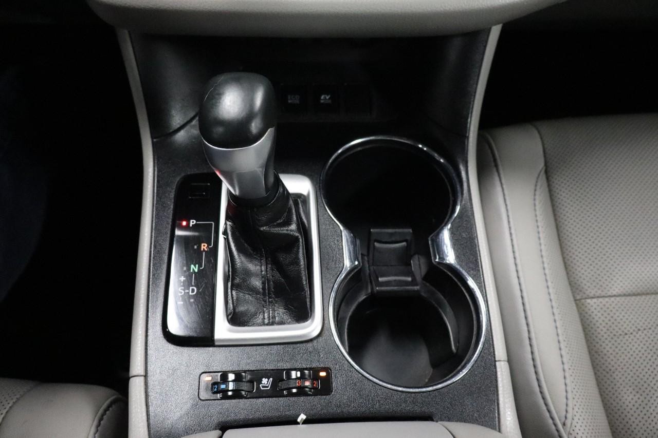 Toyota Highlander Vehicle Full-screen Gallery Image 15