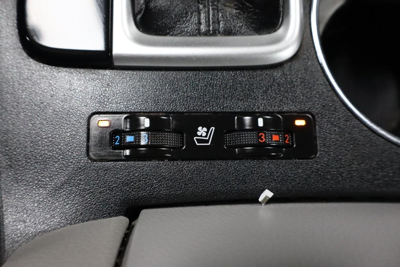 Toyota Highlander Vehicle Full-screen Gallery Image 16