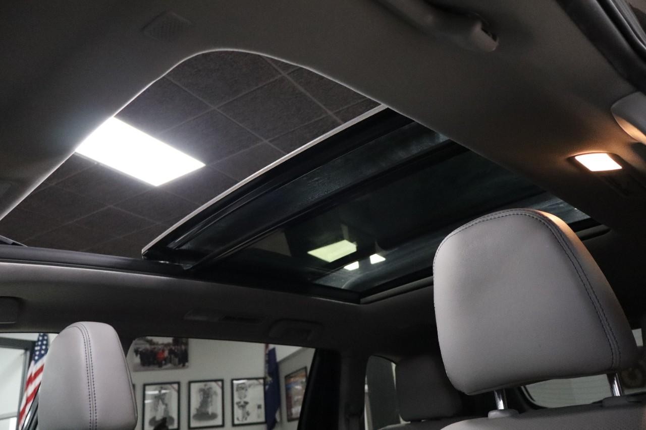 Toyota Highlander Vehicle Full-screen Gallery Image 19