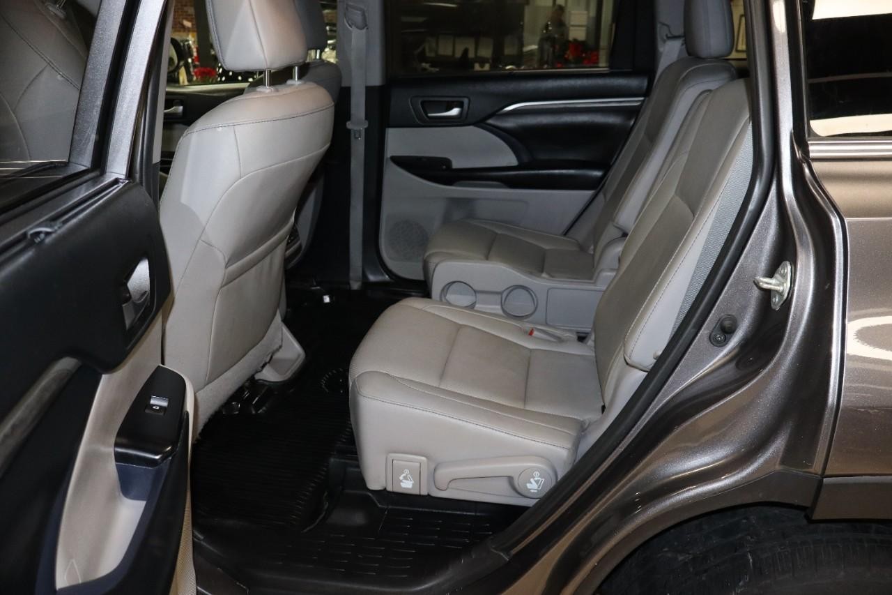 Toyota Highlander Vehicle Full-screen Gallery Image 20