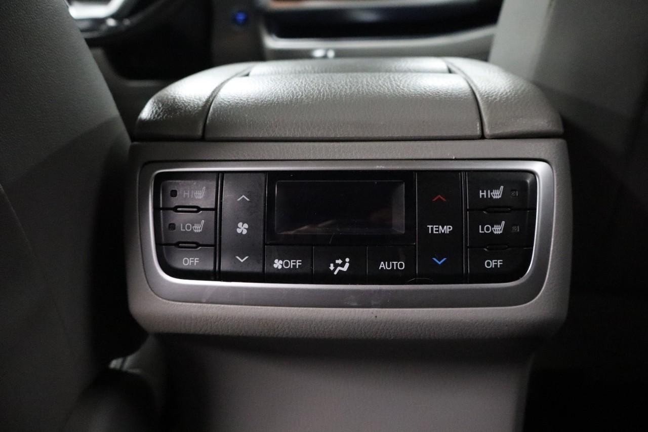 Toyota Highlander Vehicle Full-screen Gallery Image 22