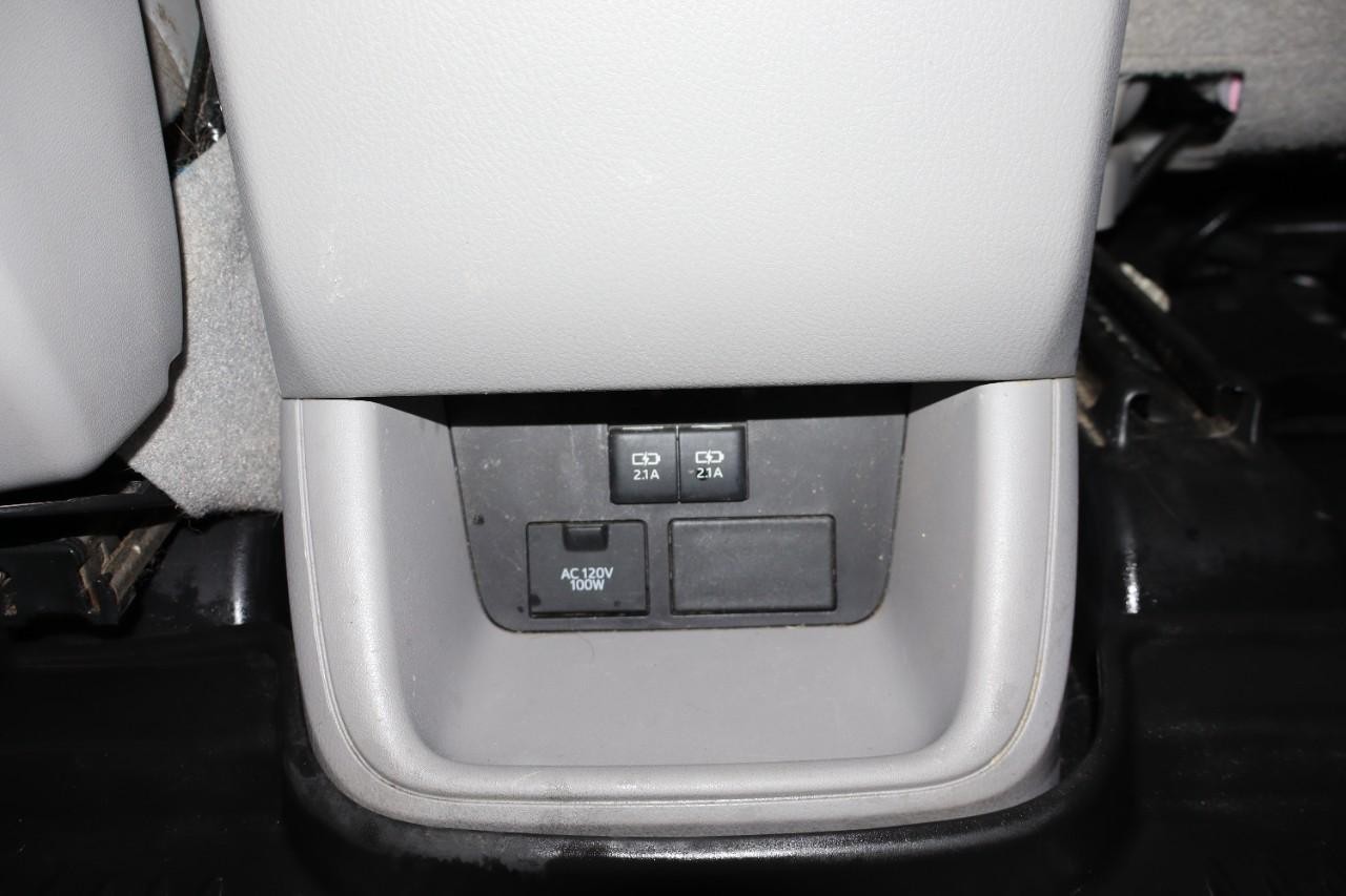 Toyota Highlander Vehicle Full-screen Gallery Image 23