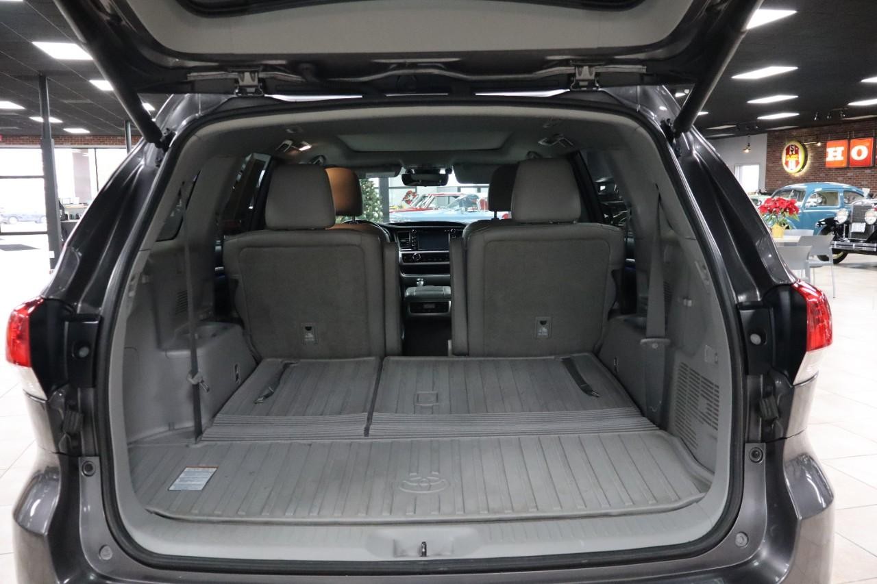 Toyota Highlander Vehicle Full-screen Gallery Image 26
